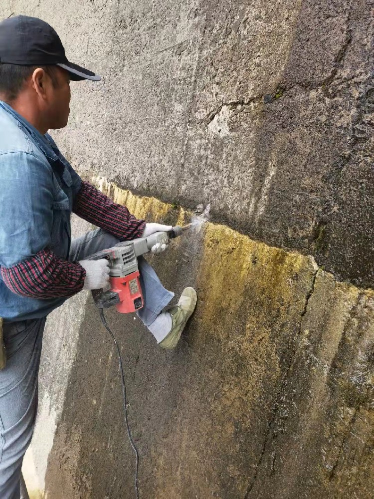 地下室建筑面澆完之后漏水怎么修？